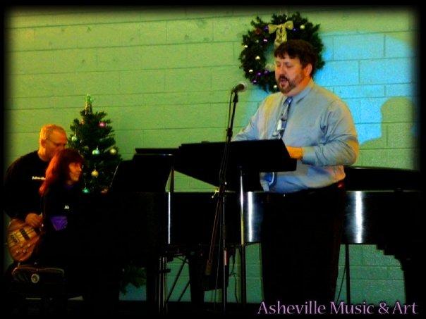 Lee Thomas performing at a Holiday Festival